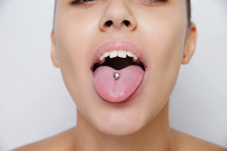 Piercing na boca pode matar se não for cuidado corretamente